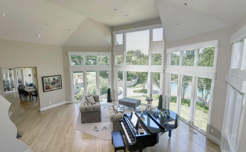 Illustration for article titled John Wall's New Mansion Has 10 Bathrooms And A Basketball Court